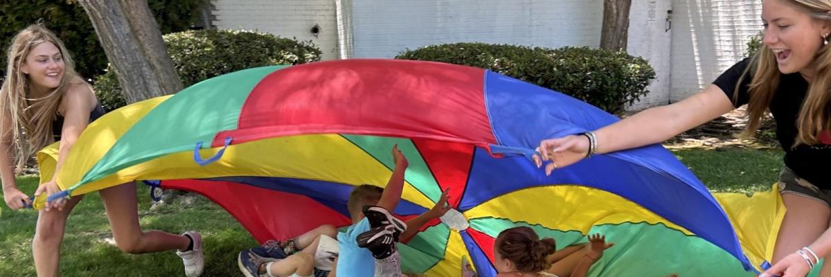 stpeters-vbs-kids-play-parachute